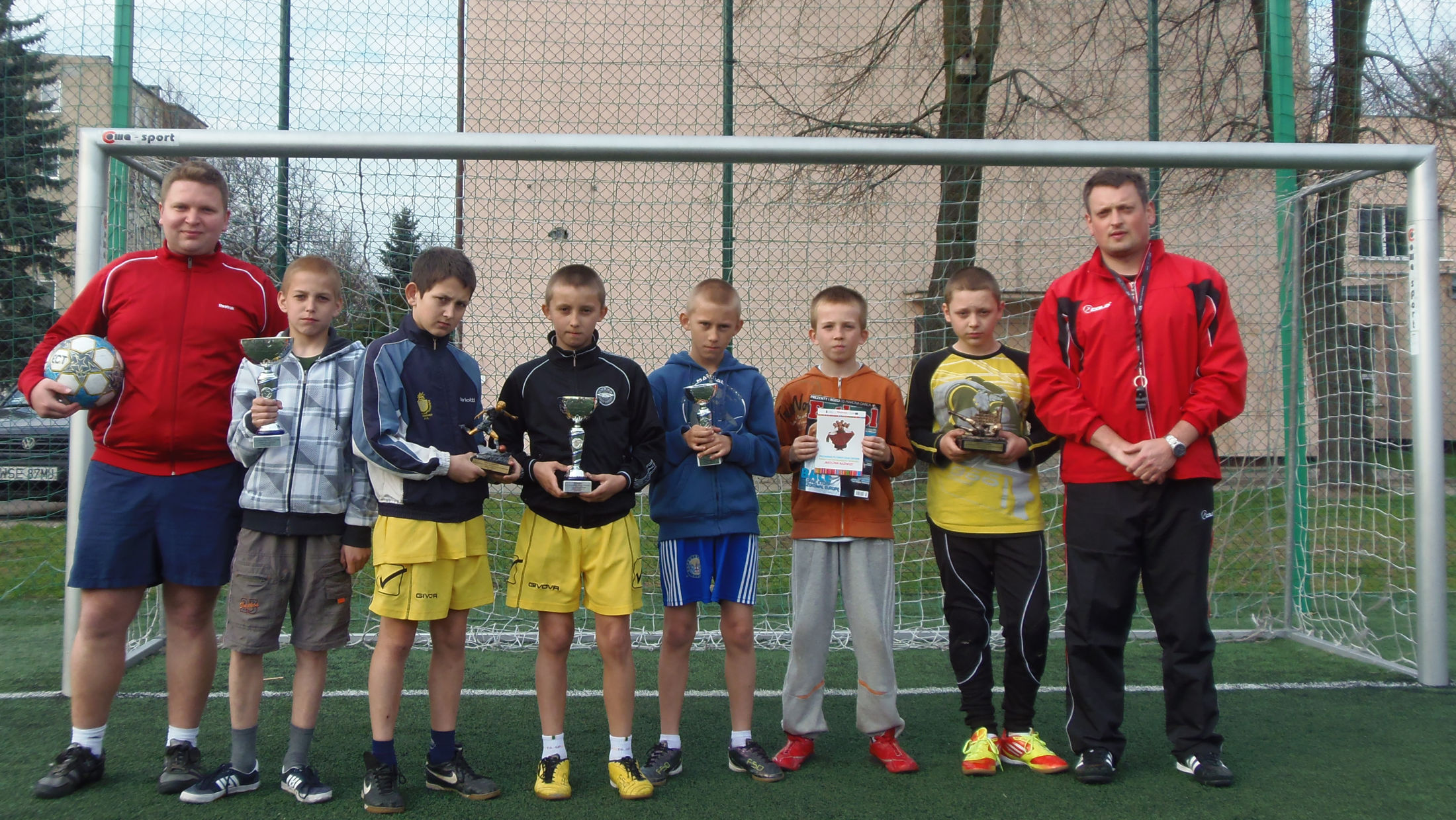 M�odzi sportowcy z&nbsp;organizatorami turnieju i&nbsp;trenerami, 24.04.2012&nbsp;r.