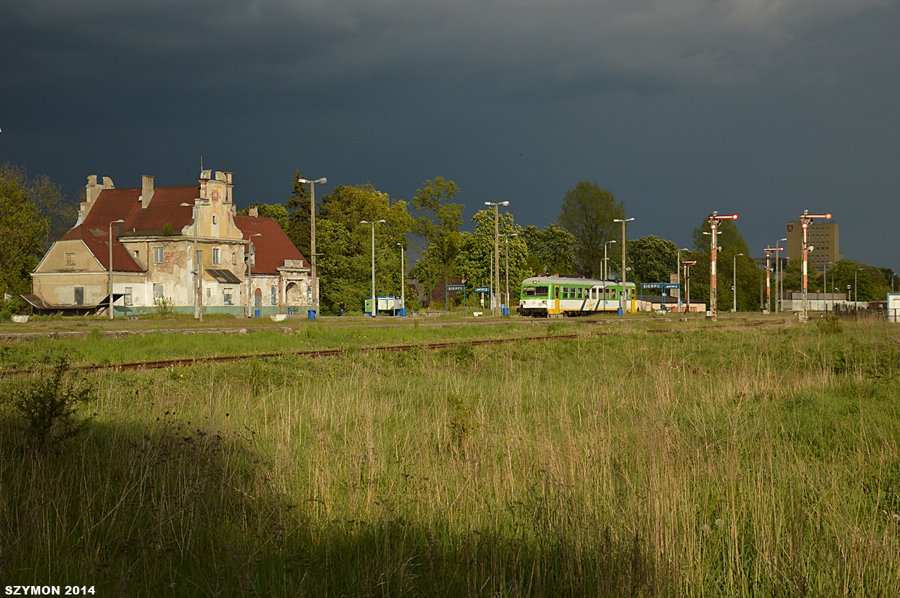 Autobus szynowy VT627-003 spki Koleje Mazowieckie oczekuje na odjazd ze stacji Sierpc, pocig osobowy 51702 relacji Sierpc - Tuszcz przez Warszaw Gdask. W tym roku mija 90 lat istnienia normalnotorowej  kolei w Sierpcu. Lata wietnoci sierpecki wze kolejowy ma niestety dawno za sob, przeywa rne perturbacje ale najwaniejsze e przetrwa i pocigi nadal odjedaj oraz przyjedaj do stacji Sierpc. Oby tak ju byo zawsze, maj 2014 r.