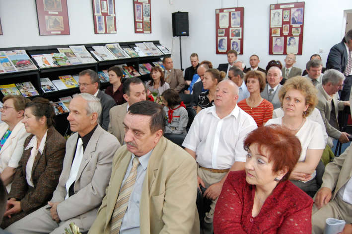 Gocie przybyli licznie. W pierwszym rzdzie od lewej siedz radni: Barbara Gil - sportsmenka, Kazimierz Czermiski - dziaacz sportowy, Zbigniew Mroczkowski - dyrektor szk ekonomicznych. W drugim rzdzie m.in. pierwszy z lewej Adam Malinowski - radny RM i przedsibiorca pogrzebowy oraz brany drzewnej, trzeci Adam Lipiski - radny powiatu sierpeckiego i waciciel firmy transportowej.