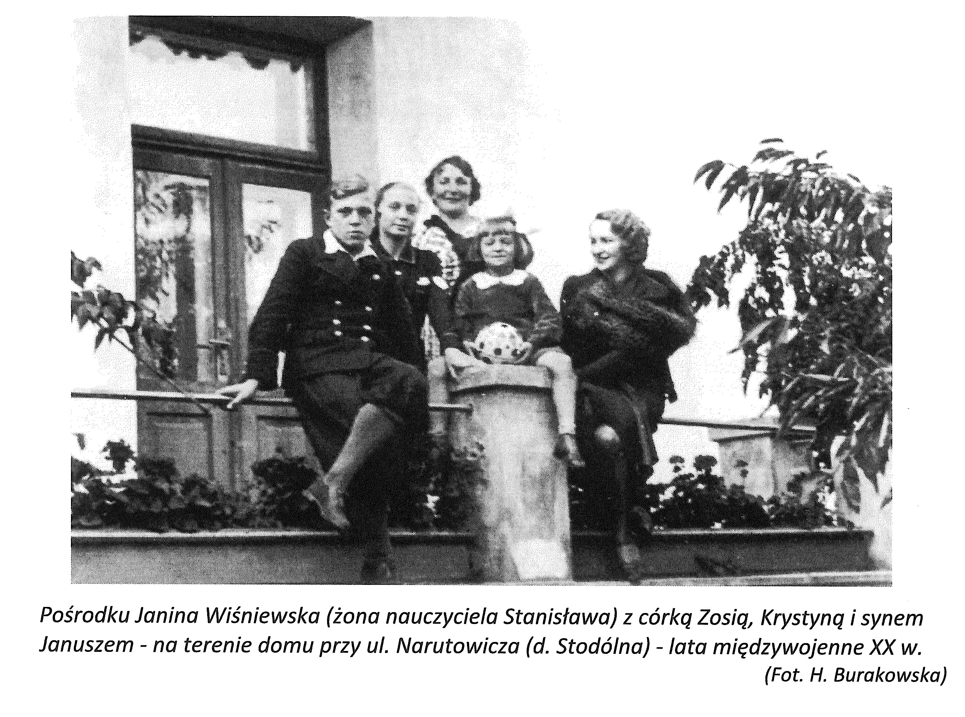 Janusz Wi�niewski z&nbsp;mam� Janin� i&nbsp;siostrami Krystyn� i&nbsp;Zofi� przed domem przy ulicy Stod�lnej (obecnie Narutowicza). Fot. z&nbsp;ksi��ki 