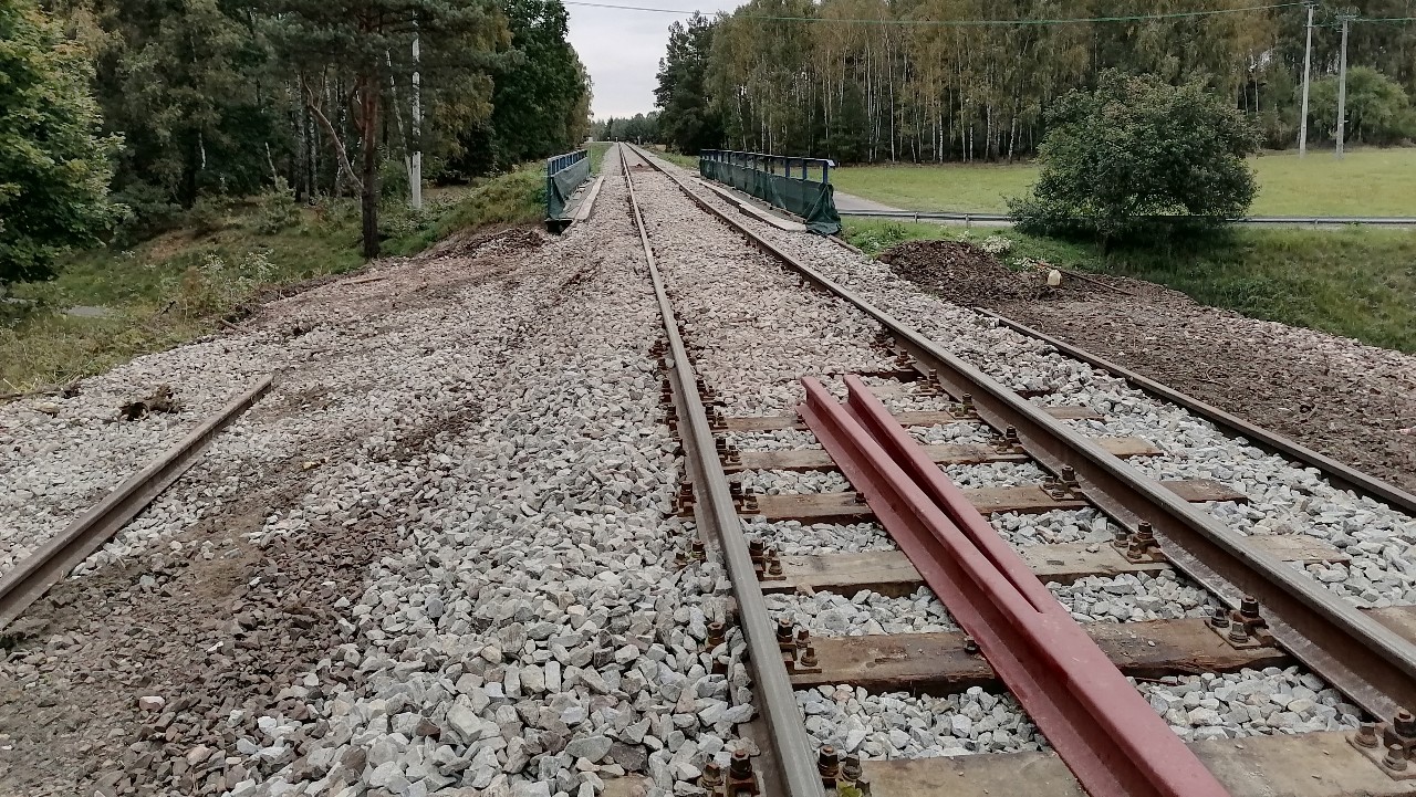 Wymiana odbojnicy (czerwony element porodku toru stanowi jej pocztek) na wiadukcie kolejowym nad DK10 na linii kolejowej nr 33 w kierunku Brodnicy. Odbojnica zabezpiecza pocig w przypadku wykolejenia przed ruchem poprzecznym. Zdjcie wykonane dnia 25.09.2021 r.