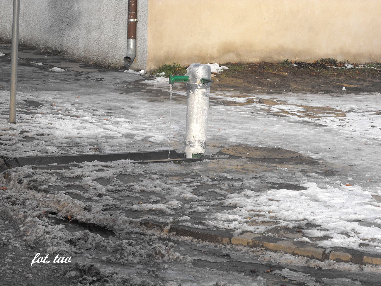 Zima 2013. Zamarznity hydrant zalewa wod Plac Chopina od strony ul. Okrzei, 8.12.2013 r.