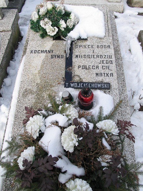 Grb Tadeusza Wojcie­chowskiego,  ktry 27 IX 1945 r. dokona zamachu na komendanta sierpeckiego UB - togrskiego(Gelbberga).<BR>Pocztkowo  UB zabronio chowa go na cmentarzu, pogrzebany zosta przy ogrodzeniu. Dopiero po jakim czasie zosta potajemnie pochowany, jednak bez tabliczki z nazwiskiem. Dodano j dopiero w 1998 r.