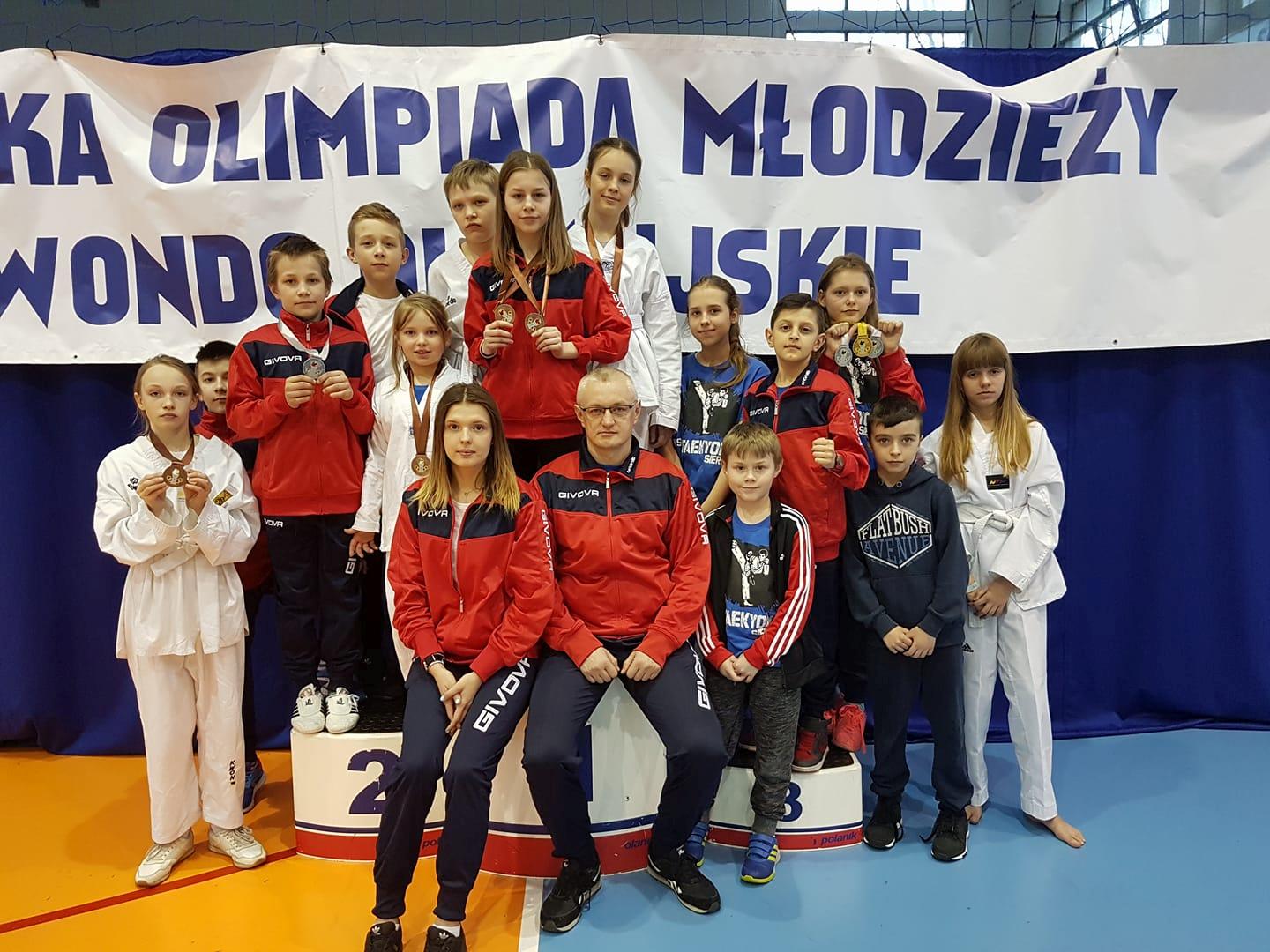 Zawodnicy KS Taekyon Sierpc z trenerem na Warszawskiej Olimpiadzie Modziey w Taekwondo Olimpijskim, 7.04.2018 r.