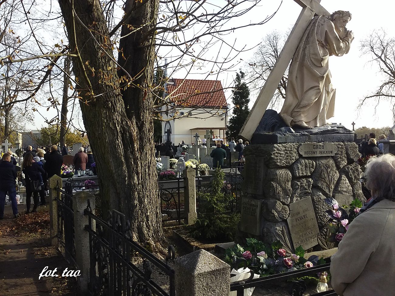 Cmentarz parafialny w Sierpcu. Na pierwszym planie najbardziej rozpoznawalny na tym terenie pomnik Chrystusa i grb rodzinny Phelkw. W gbi odnowiona kaplica cmentarna, przed ktr odprawiana jest uroczysta msza wita w dniu Wszystkich witych, 1.11.2018 r.