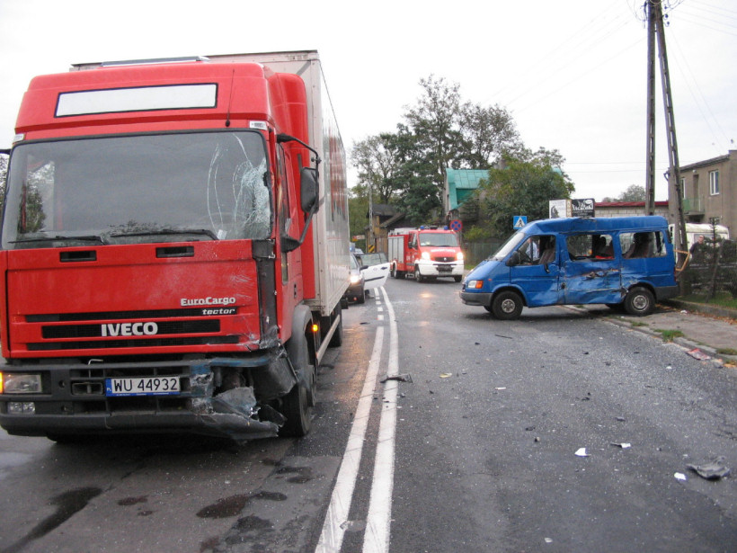 7 X 2006r. - samochd ciarowy na krajowej 10 uderzy w bus z dziemi.