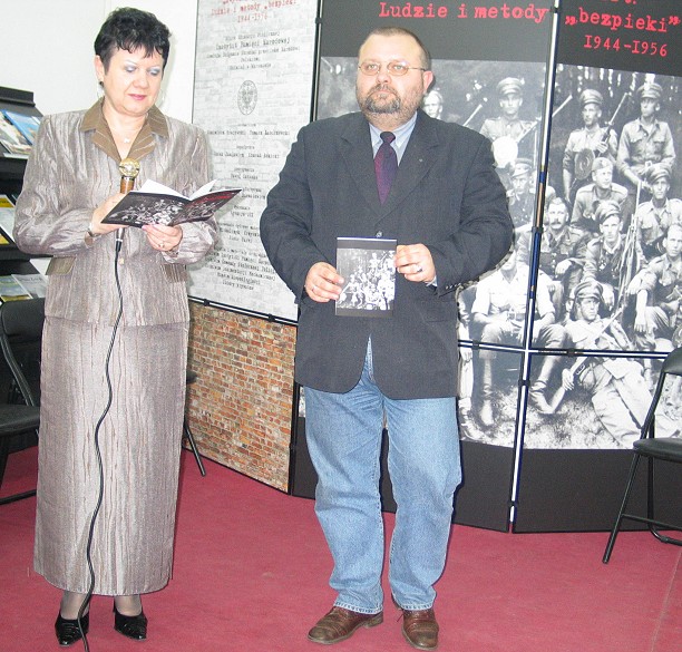 Dyrektorka Miejskiej Biblioteki Publicznej i jeden ze wsptwrcw wystawy - Jacek Pawowicz.