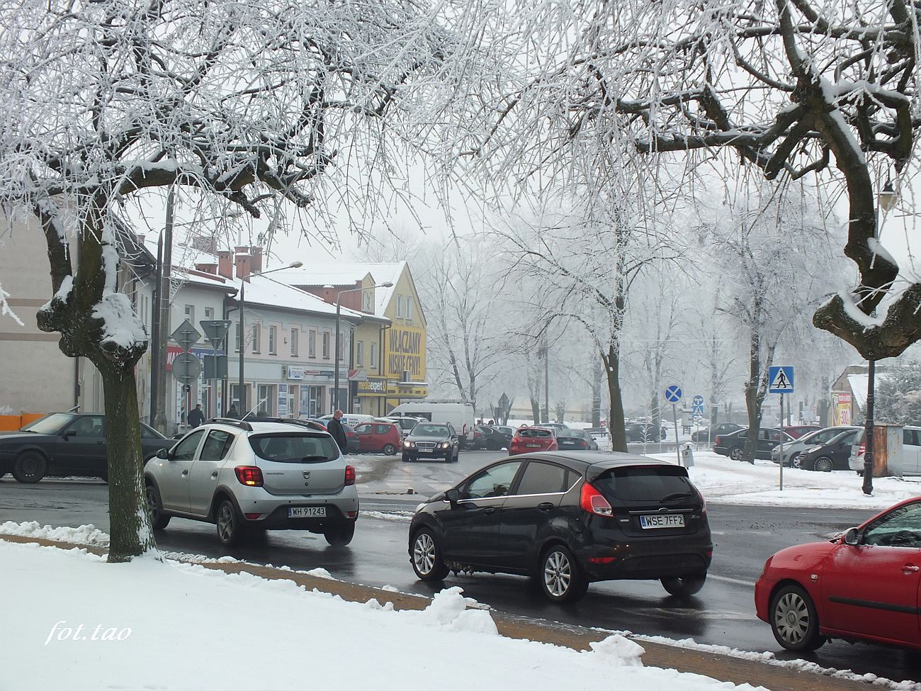 Widok na ulic Zielon. Ulica powstaa w czasach okupacji, w celu uatwienia ruchu pomidzy centrum a Starym i Nowym Rynkiem, poniewa ulica Okrzei nie speniaa swojej roli (bya za wska na wczesny ruch), 11 grudnia 2021 r.
