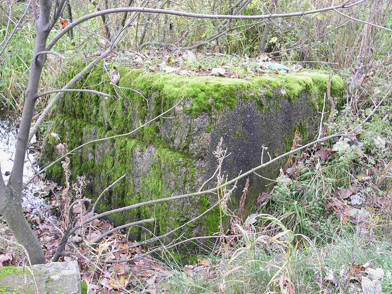 Betonowa zapora przeciwczogowa  leca przy szosie Sierpc-Brodnica.<br>Blokowaa  przejazd midzy dwoma jeziorami w okolicach Szczutowa w 1945 roku.