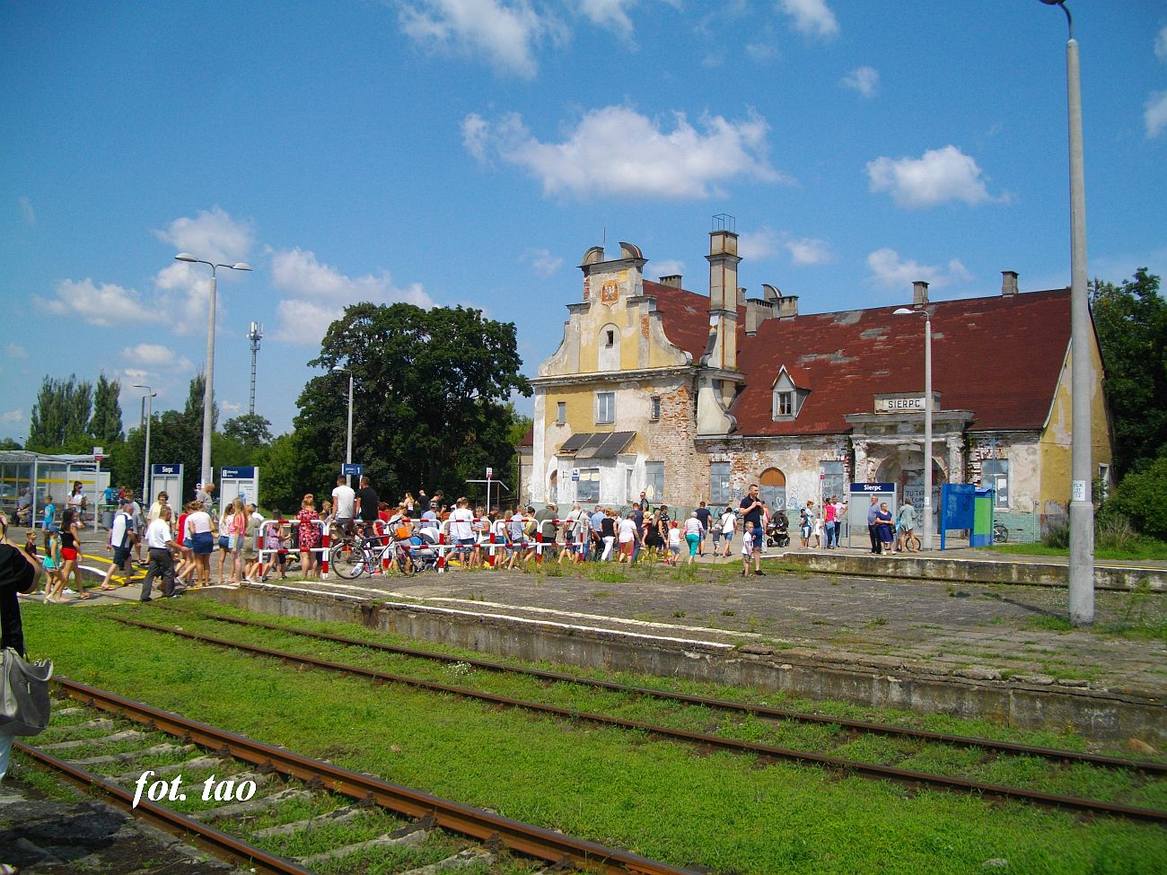 Stacja Sierpc. Powracajcy tum widzw z peronw naszej stacji, a mnie si przypomniay czasy, kiedy to tyle ludzi wysiadao kadego dnia z dawnych podmiejskich relacji. Jak byo??? No jasne, e fajnie!, fot. 20.07.2018 r.