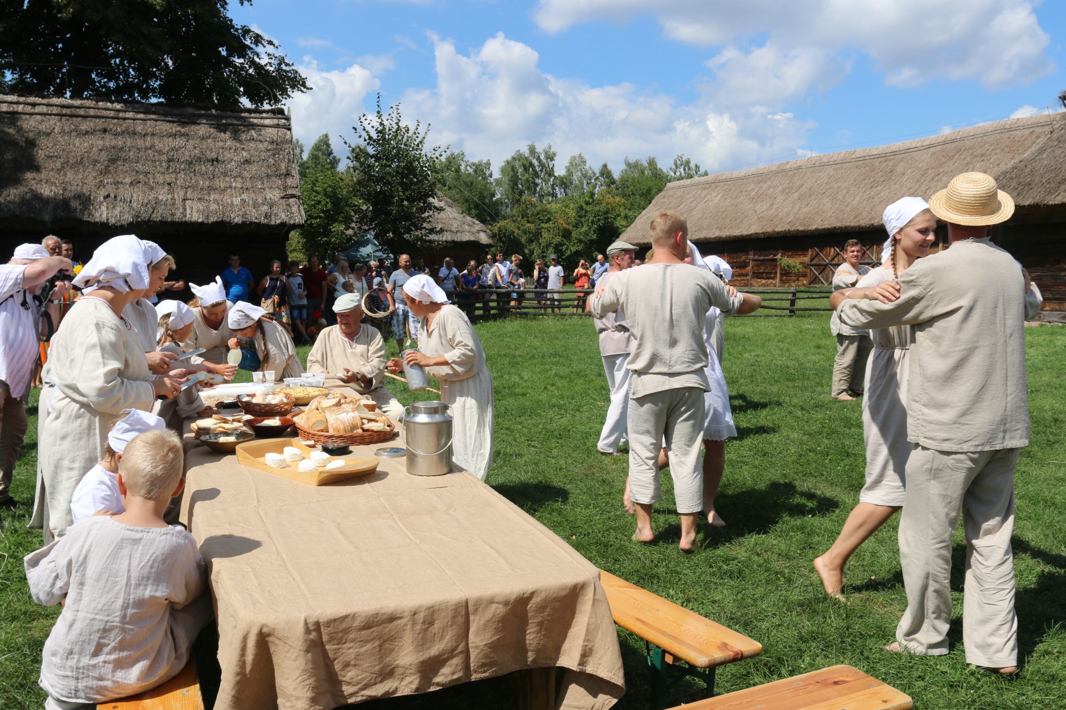 niwa w skansenie. Zwiedzajcy skosztowac mogli potraw spozywanych dawniej podczas prac niwnych, 5.08.2018 r.